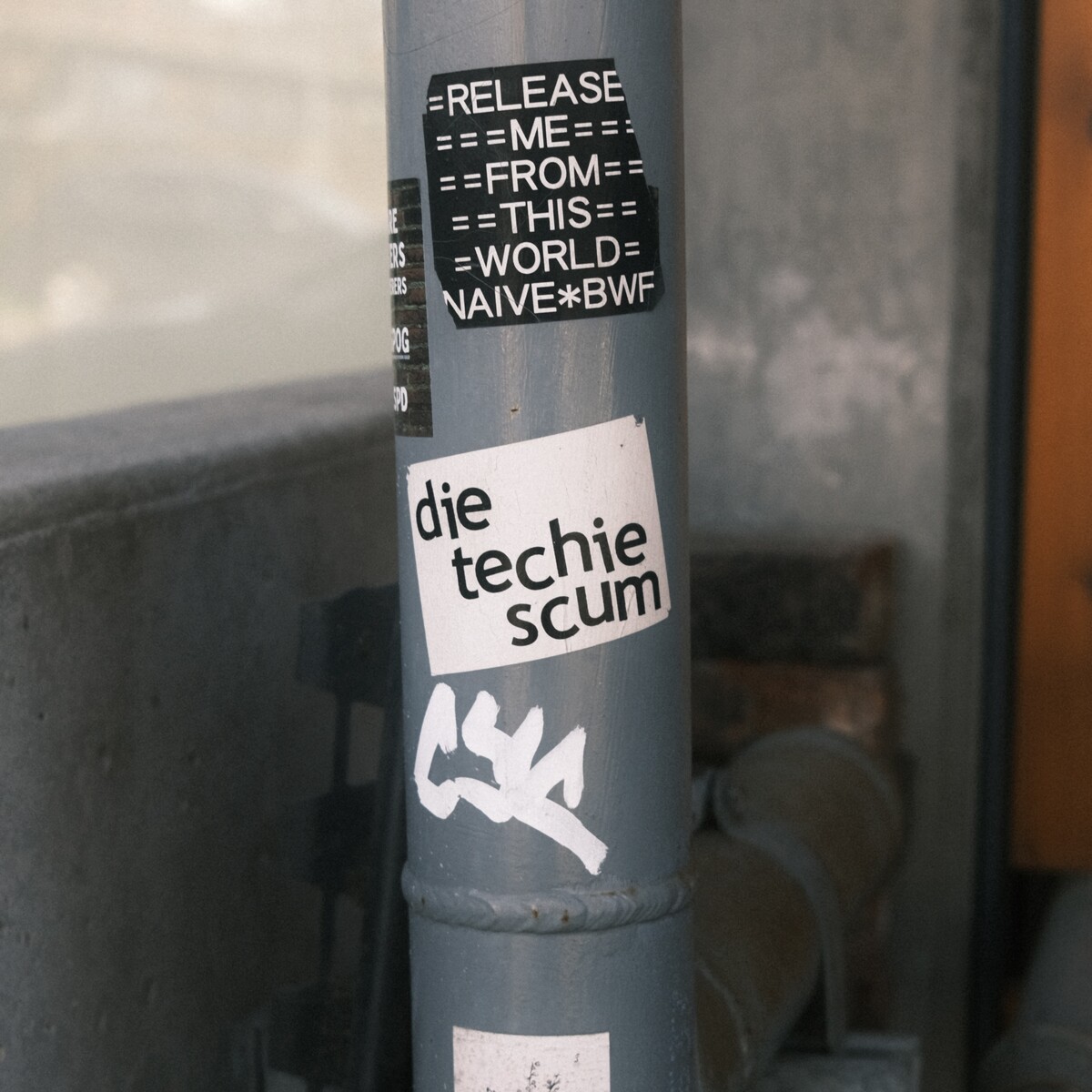 Sticker on the street that has an anti-tech message.